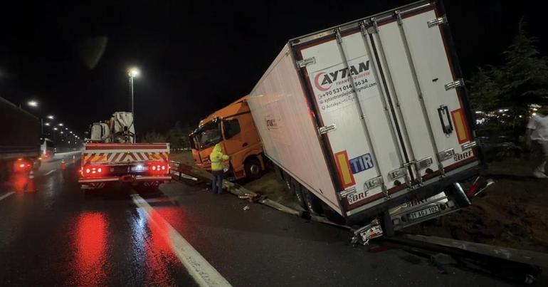 Çekmeköyde yağış nedeniyle kayganlaşan yolda TIR bariyere çarptı