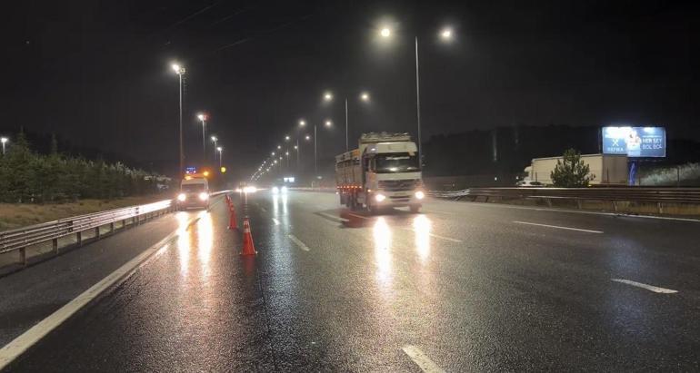 Çekmeköyde yağış nedeniyle kayganlaşan yolda TIR bariyere çarptı
