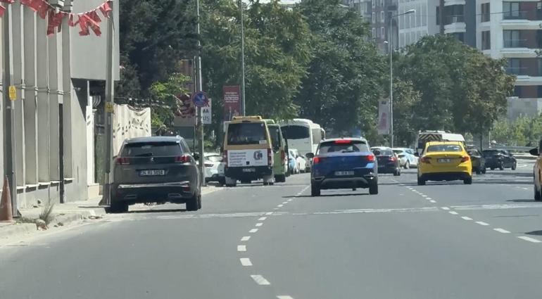 Kağıthane’de motosikletin park halindeki otomobile çarparak takla attığı kaza kamerada