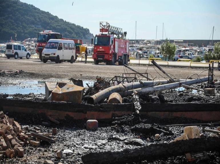 Antalya Balıkçı Barınağı’ndaki yangında 20’den fazla tekne yandı