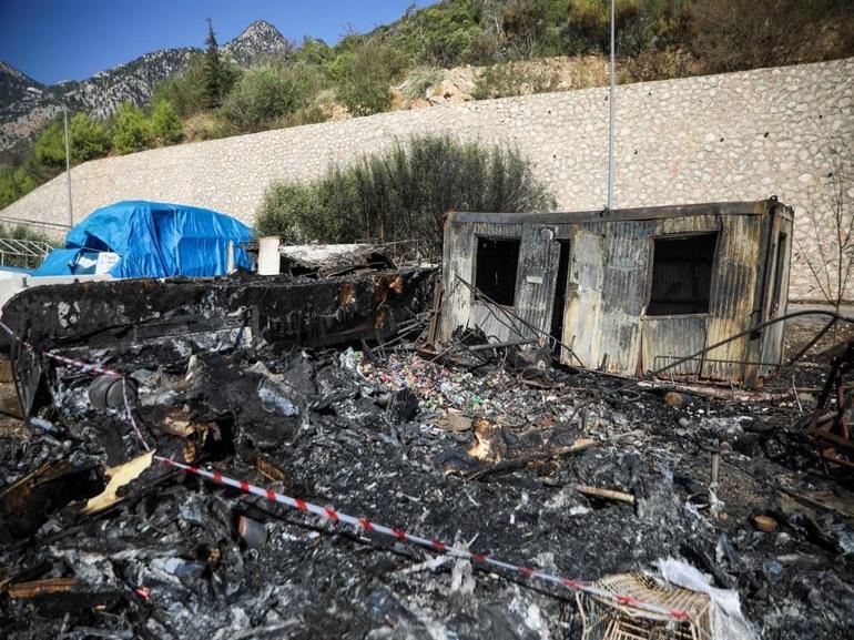 Antalya Balıkçı Barınağı’ndaki yangında 20’den fazla tekne yandı