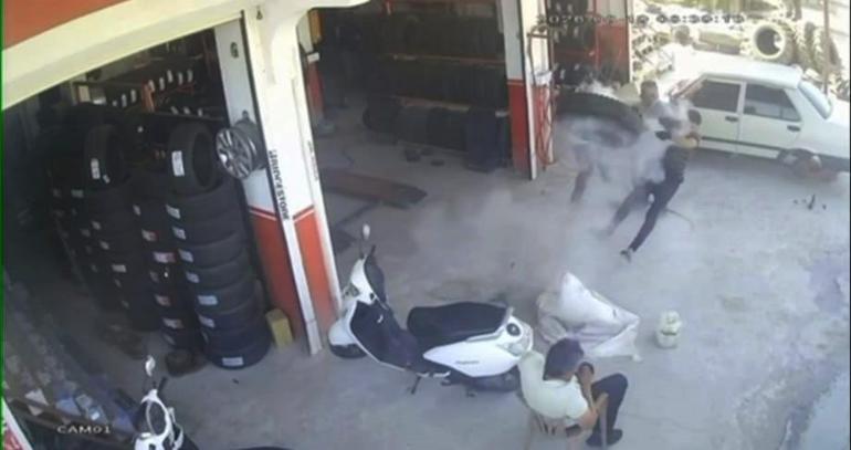 Otomobil lastiği tamir sırasında patladı; o anlar kamerada