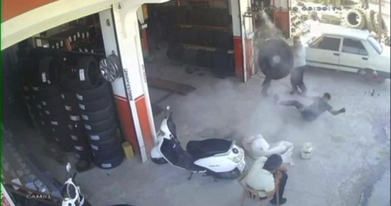 Otomobil lastiği tamir sırasında patladı; o anlar kamerada