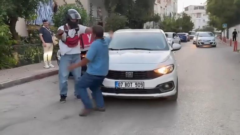 Yol verme tartışmasında motokurye, otomobil sürücüsünü kaputa yatırıp defalarca yumrukladı