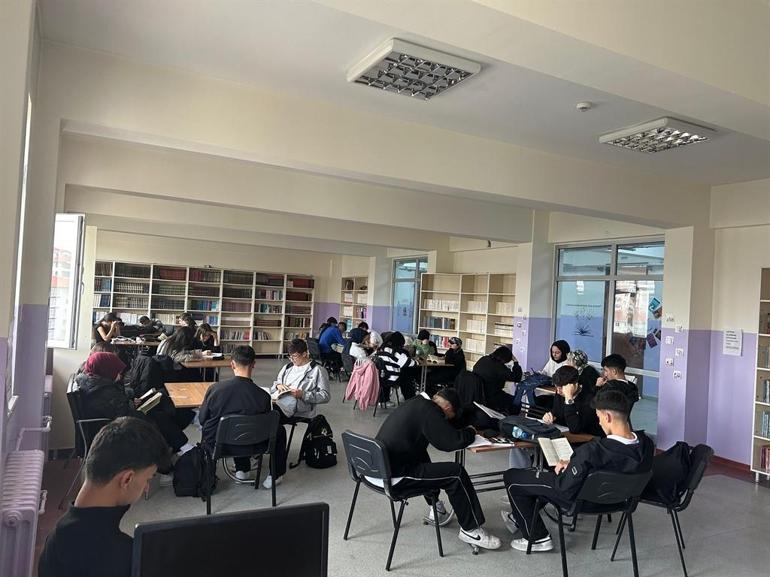 Gülfidan öğretmen, okuluna 5 bin 500 kitaplık modern kütüphane kazandırdı