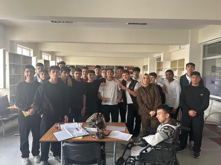 Gülfidan öğretmen, okuluna 5 bin 500 kitaplık modern kütüphane kazandırdı