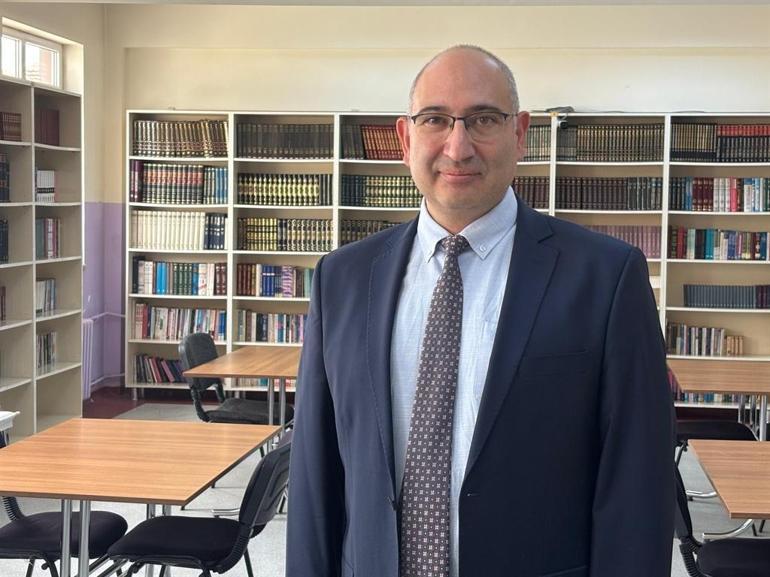 Gülfidan öğretmen, okuluna 5 bin 500 kitaplık modern kütüphane kazandırdı