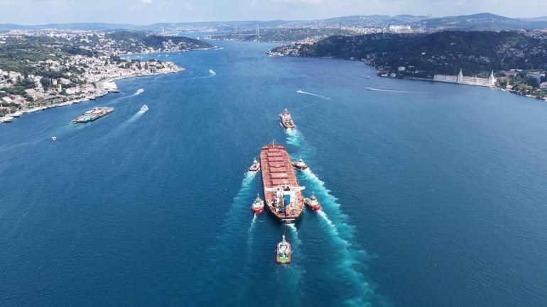 Liberya bayraklı kuru yük gemisi İstanbul Boğazından geçti; trafik durduruldu