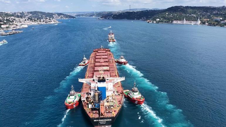 Liberya bayraklı kuru yük gemisi İstanbul Boğazından geçti; trafik durduruldu