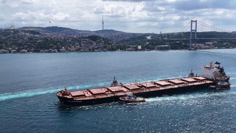 Liberya bayraklı kuru yük gemisi İstanbul Boğazından geçti; trafik durduruldu