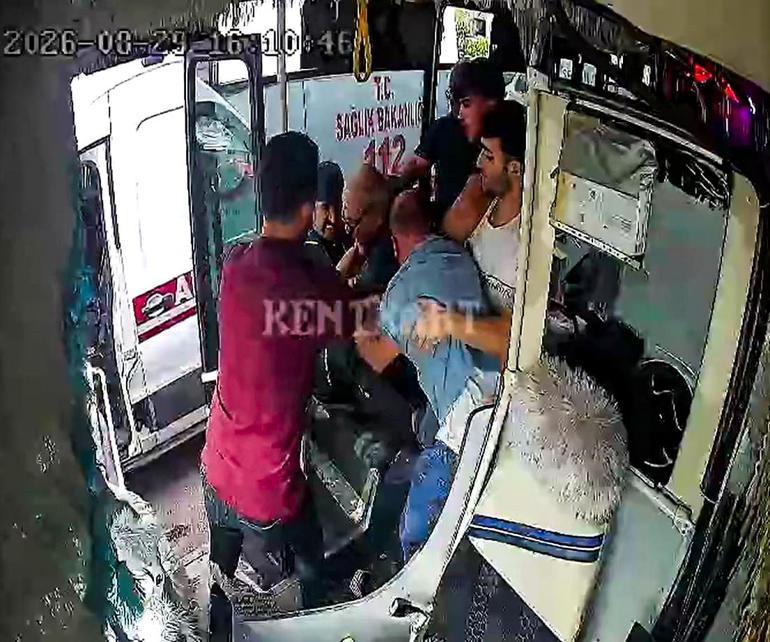 Ambulans ve özel halk otobüsü şoförlerinin kavgası kamerada