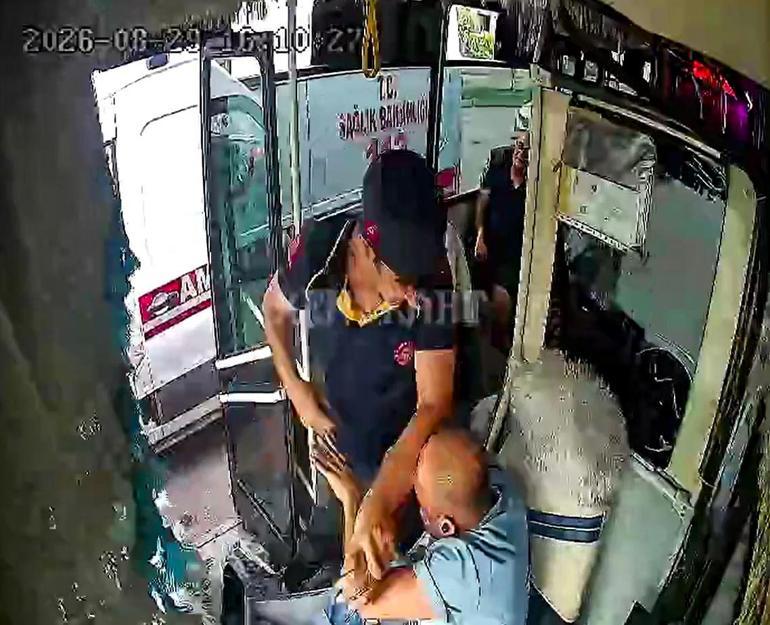 Ambulans ve özel halk otobüsü şoförlerinin kavgası kamerada