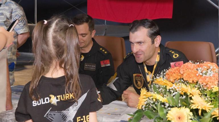 SOLOTÜRK ekibi İstanbul Havacılık Müzesinde imza etkinliği düzenledi