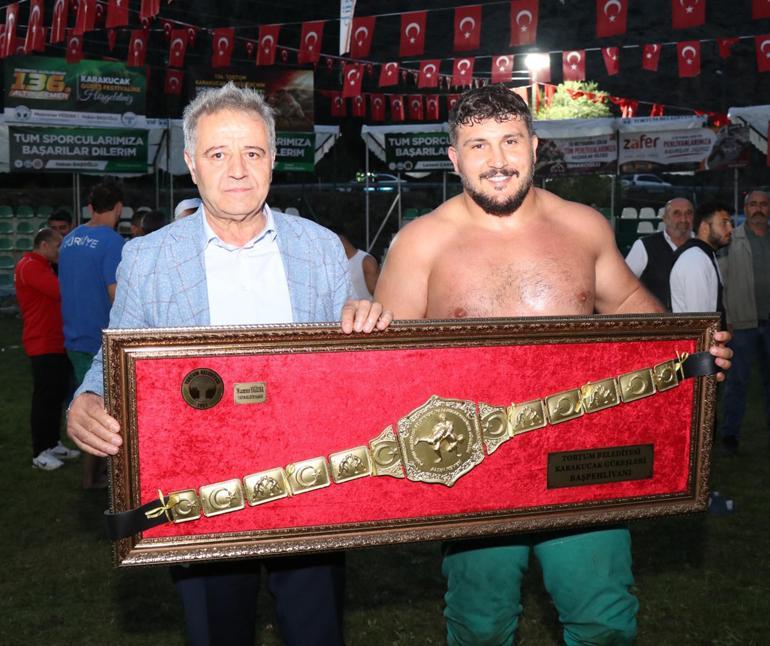 Tortum’da 136’ncısı düzenlenen güreşlerin başpehlivanı Fatih Yaşarlı oldu