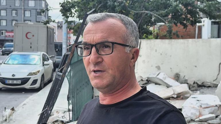 Arnavutköyde servis minibüsü bahçe duvarına çarptı; mahalleli kazalara önlem alınmasını istedi