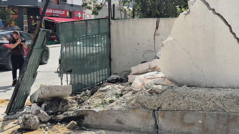 Arnavutköyde servis minibüsü bahçe duvarına çarptı; mahalleli kazalara önlem alınmasını istedi