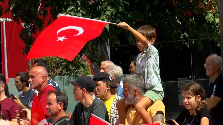 30 Ağustos Zafer Bayramı’nı Vatan Caddesi’nde coşkuyla kutladılar: İyi ki bu vatanda yaşıyoruz