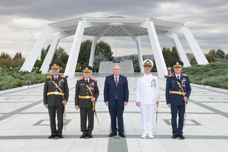 Bakan Güler, Devlet Büyükleri Anıt Mezarlığı’nı ziyaret etti