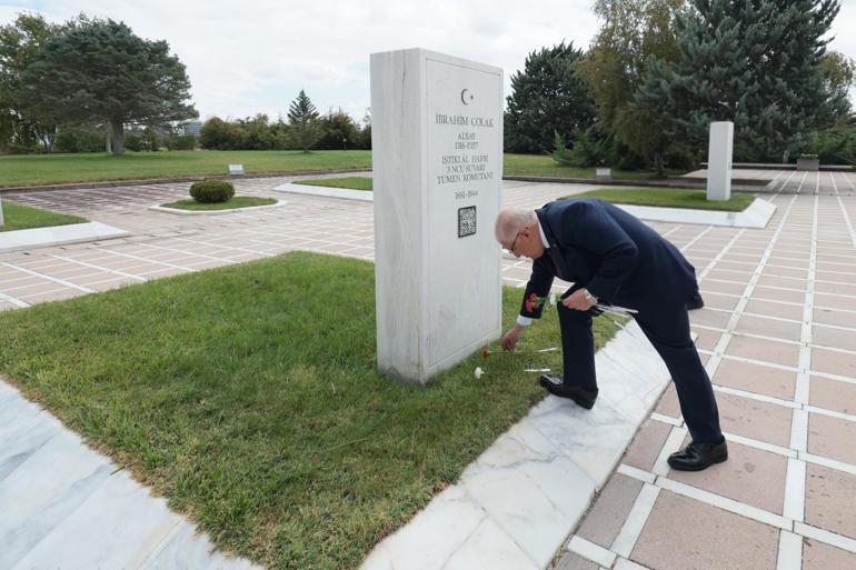 Bakan Güler, Devlet Büyükleri Anıt Mezarlığı’nı ziyaret etti