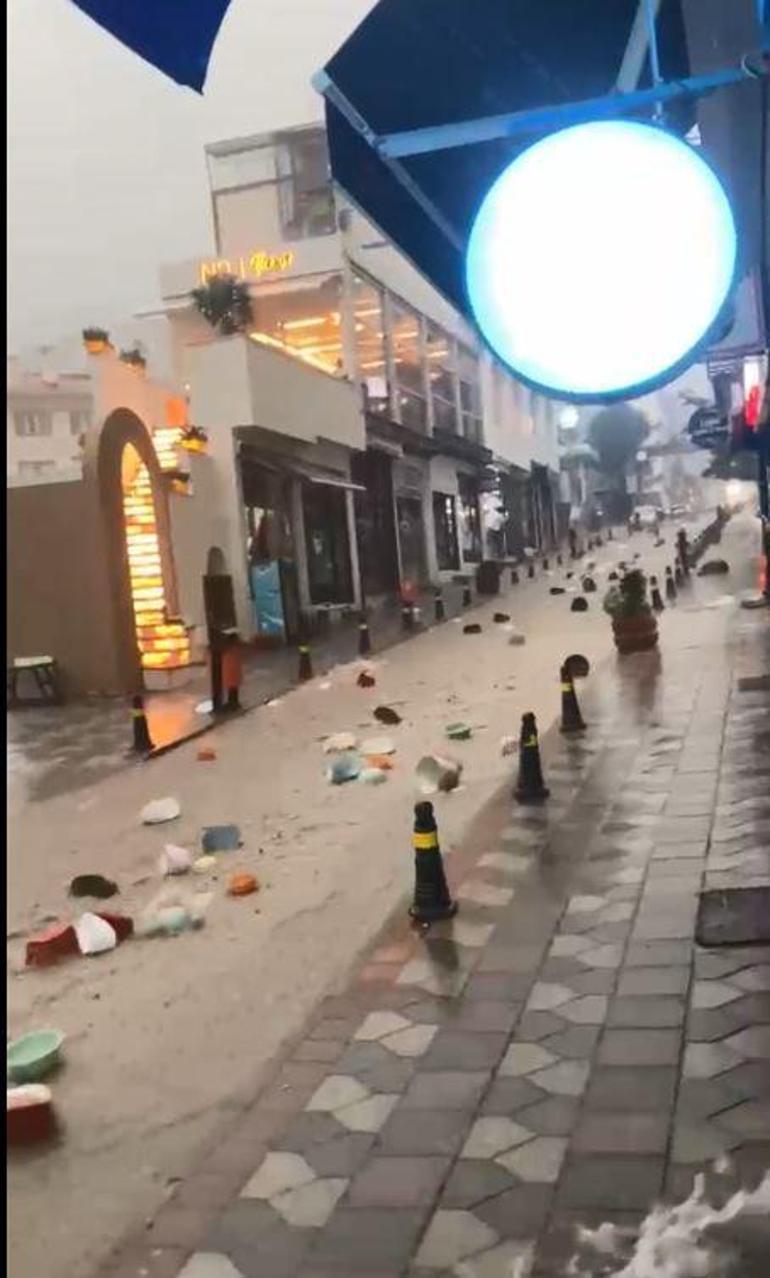 Artvinde sağanak; ev ve iş yerlerini su bastı