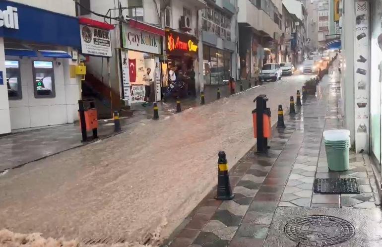 Artvinde sağanak; ev ve iş yerlerini su bastı