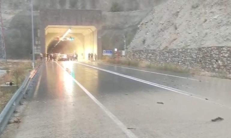 Oltu’da sağanak sele dönüştü, kara yolu ulaşıma kapandı