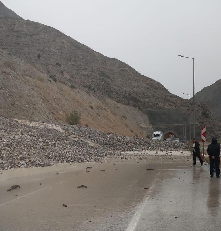 Oltu’da sağanak sele dönüştü, kara yolu ulaşıma kapandı