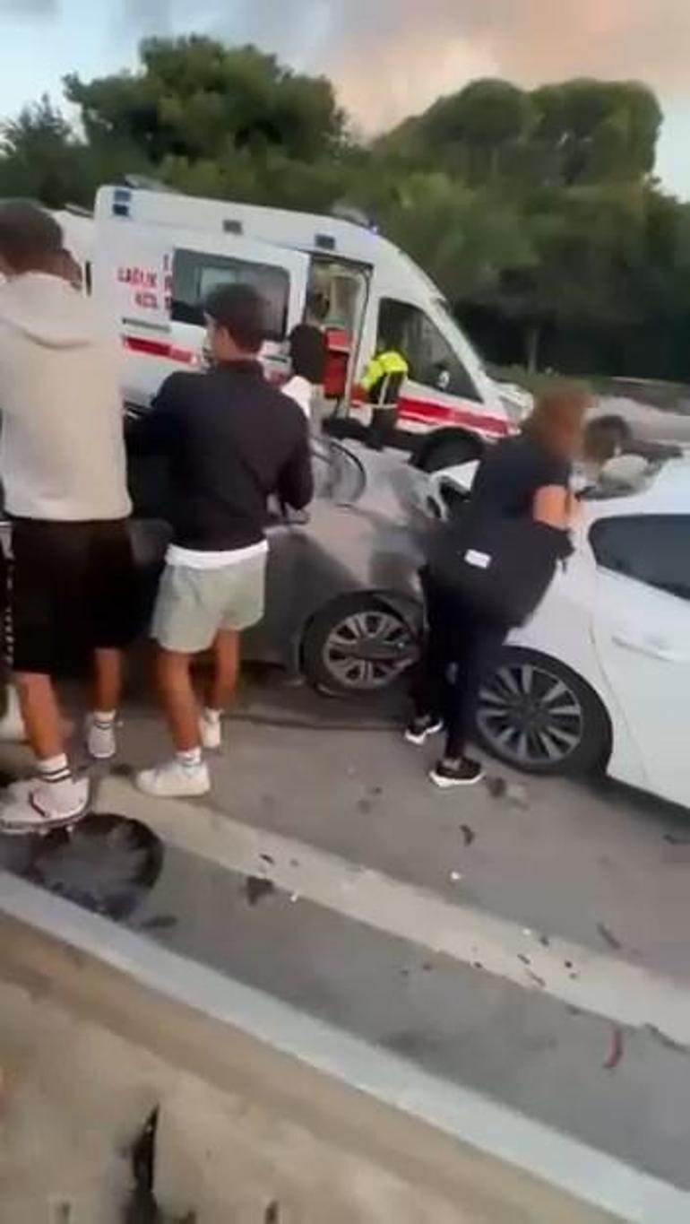 Kadıköyde park halindeki araçlara çarpan otomobil kamerada