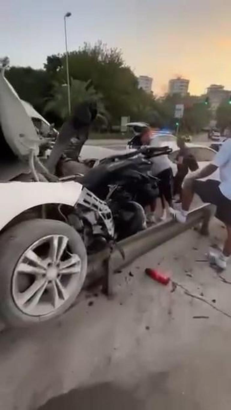 Kadıköyde park halindeki araçlara çarpan otomobil kamerada