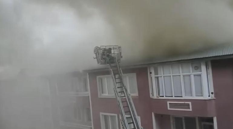 Erzurum’da 5 katlı bir binanın çatısında yangın