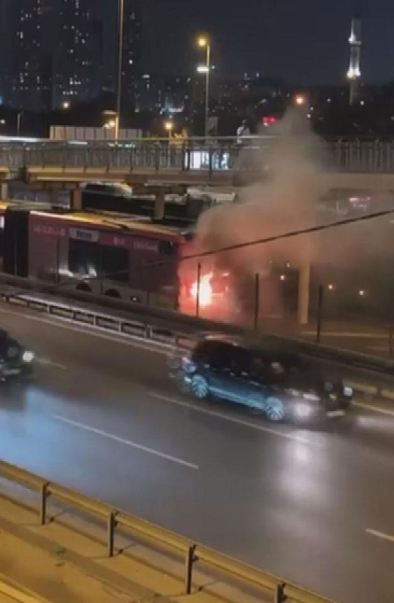 Kağıthane’de seyir halindeki metrobüs alev alev yandı