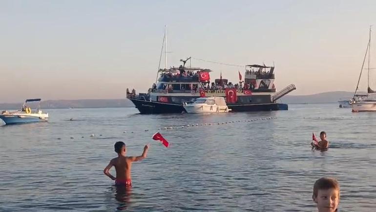 Erdekte 30 Ağustos coşkusu: Teknedeki müziğe sahildeki tatilciler bayraklarla eşlik etti