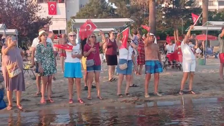 Erdekte 30 Ağustos coşkusu: Teknedeki müziğe sahildeki tatilciler bayraklarla eşlik etti