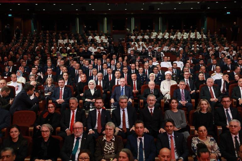 Cumhurbaşkanı Erdoğan: Türkiye Cumhuriyetini her evden bir yiğidi toprağa vererek kurduk