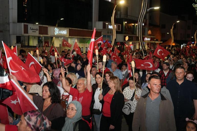 Yüzlerce kişi Türk bayrakları ve meşalelerle yürüdü