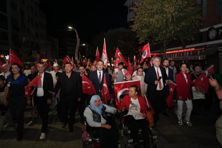 Yüzlerce kişi Türk bayrakları ve meşalelerle yürüdü