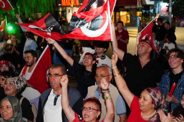 Yüzlerce kişi Türk bayrakları ve meşalelerle yürüdü
