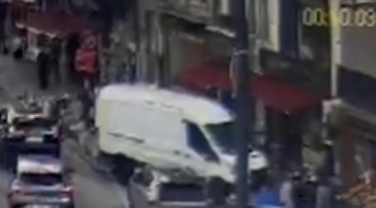 Beykoz’da otomobilin kaldırımdaki yayaların arasına daldığı kaza kamerada: 5 yaralı