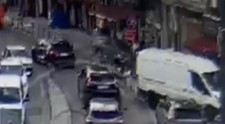 Beykoz’da otomobilin kaldırımdaki yayaların arasına daldığı kaza kamerada: 5 yaralı