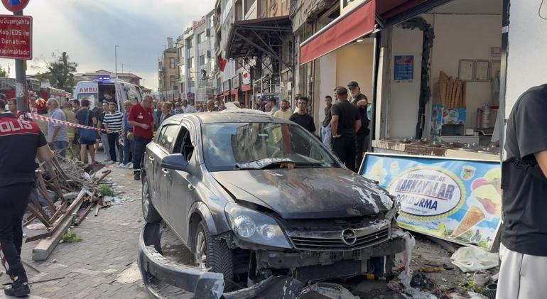 Beykoz’da otomobilin kaldırımdaki yayaların arasına daldığı kaza kamerada: 5 yaralı