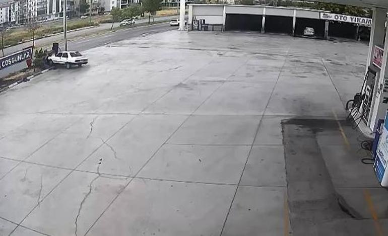 Aday sürücü otomobiliyle aydınlatma direğine çarptı; o anlar kamerada