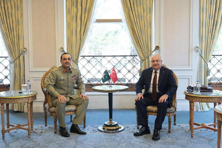 Bakan Güler, Pakistan Kara ve Savunma Kuvvetleri Komutanı Mareşal Syed Asim Munir ile görüştü