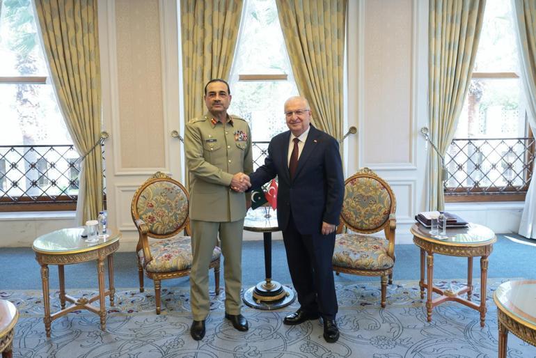 Bakan Güler, Pakistan Kara ve Savunma Kuvvetleri Komutanı Mareşal Syed Asim Munir ile görüştü