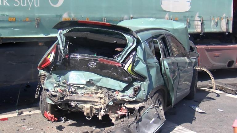 Başakşehirde yokuştan korna çalarak indi; trafik ışıklarında bekleyen araçlara çarptı
