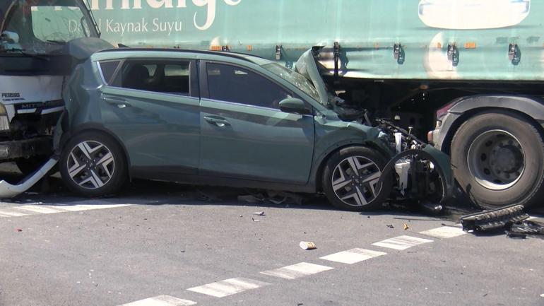 Başakşehirde yokuştan korna çalarak indi; trafik ışıklarında bekleyen araçlara çarptı