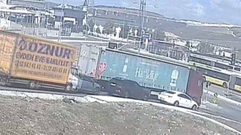 Başakşehirde yokuştan korna çalarak indi; trafik ışıklarında bekleyen araçlara çarptı