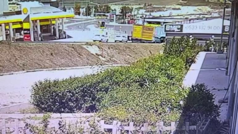 Başakşehirde yokuştan korna çalarak indi; trafik ışıklarında bekleyen araçlara çarptı