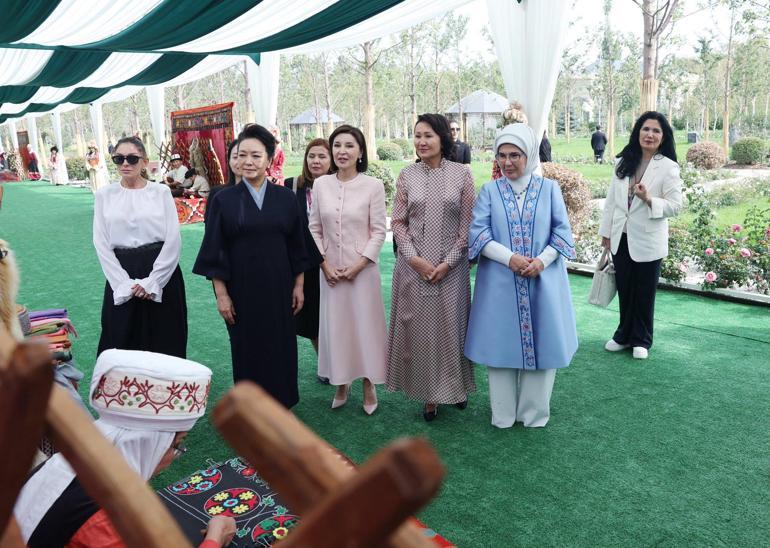 Emine Erdoğan, Kırgızistanda etnik el sanatları sergisini ziyaret etti