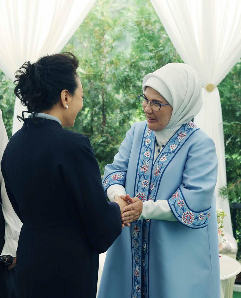 Emine Erdoğan, Kırgızistanda etnik el sanatları sergisini ziyaret etti