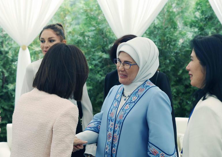 Emine Erdoğan, Kırgızistanda etnik el sanatları sergisini ziyaret etti
